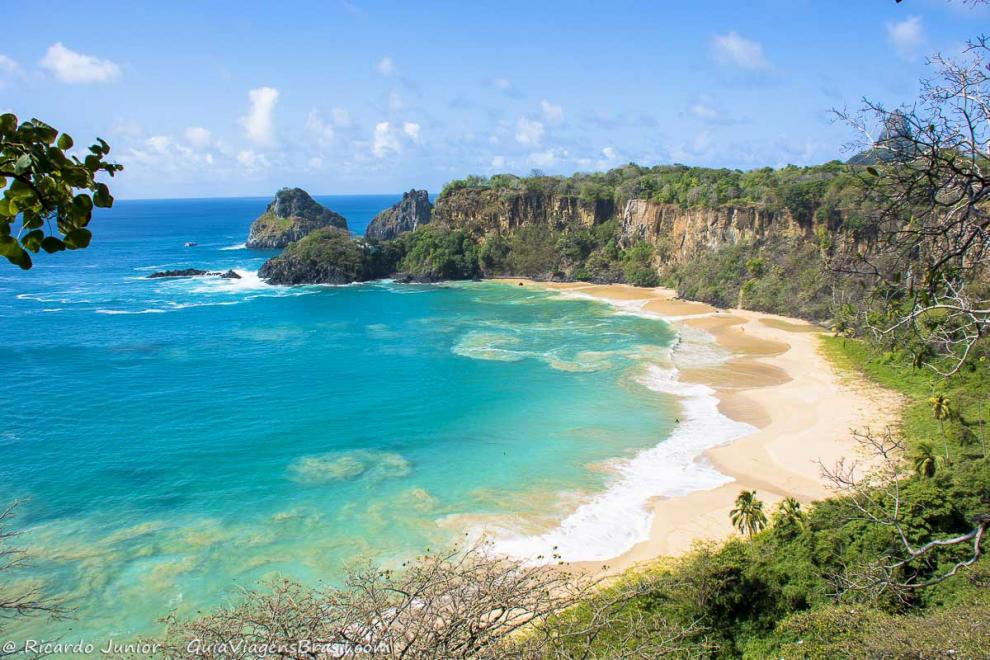 Imagem de toda a Praia do Sancho e seu mar maravilhoso.